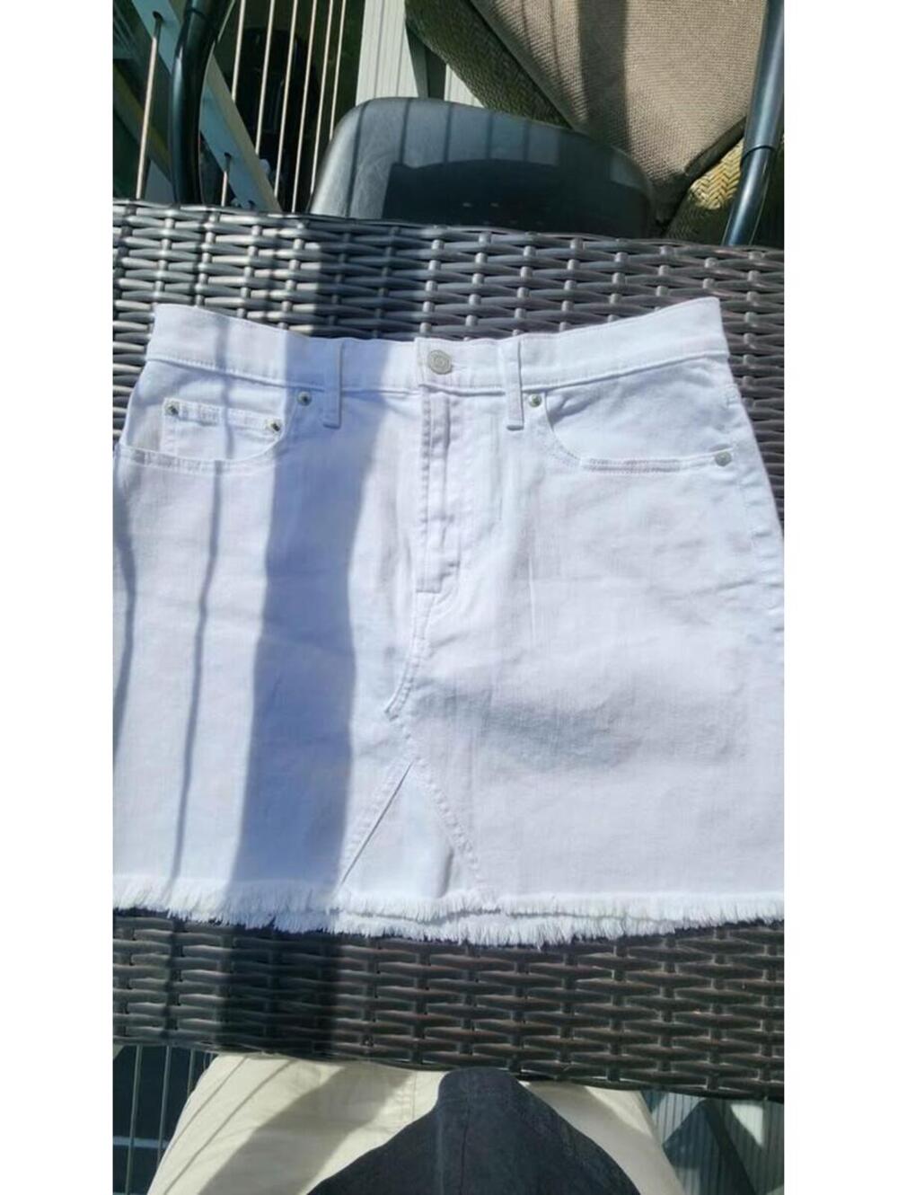 Womens White Denim GAP Mini Skirt With Frayed Hem Sz 6 Brand New